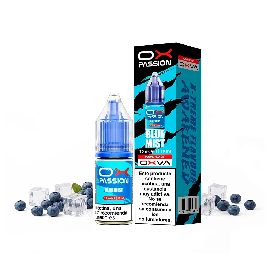 Frasco y caja Ox Passion Blue Mist de Oxva, en azul y negro, con indicación de 10 mg/ml y 10 ml, junto a arándanos y cubitos de hielo.
