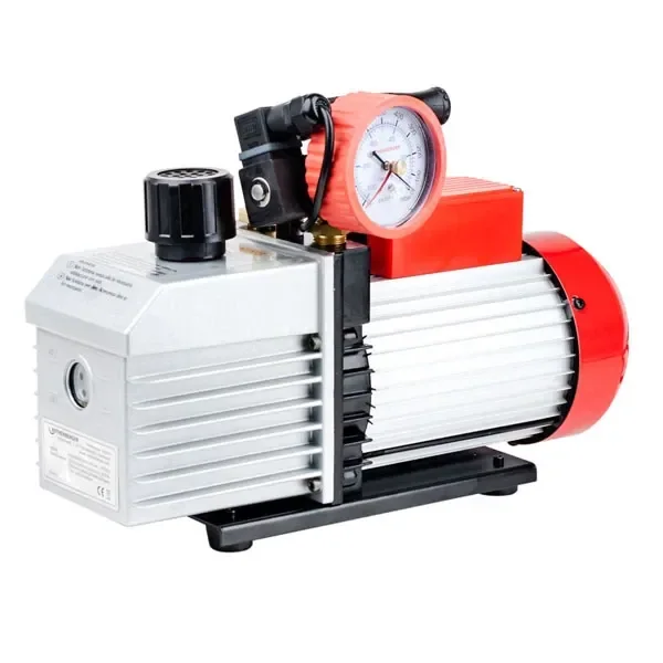 Bomba de vacío Rothenberger ROAIRVAC 9.0 con cuerpo plateado acanalado, piezas rojas y manómetro superior, vista en perspectiva.