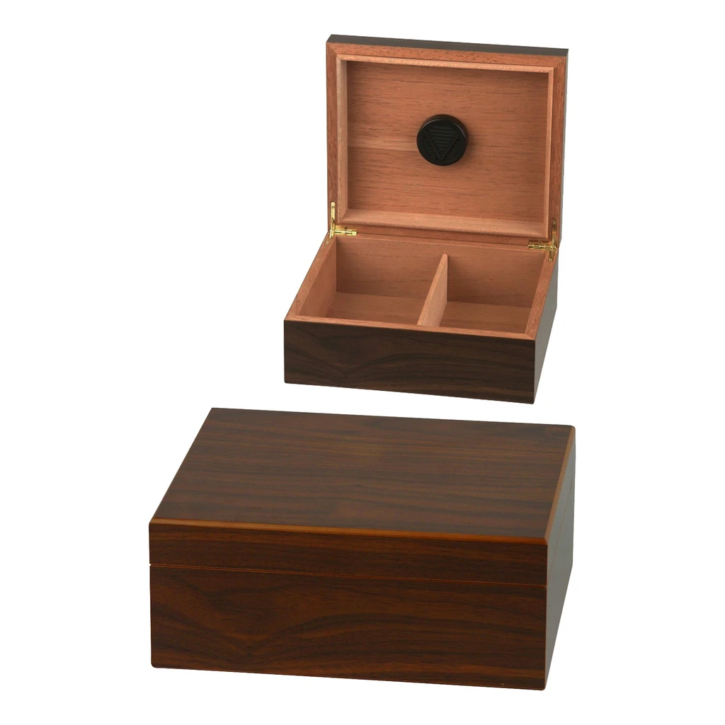 Humidor de acabado nogal mostrado abierto y cerrado, con divisor interior y humidificador circular negro en la tapa. Humidor de acabado nogal mostrado abierto y cerrado, con divisor interior y humidificador circular negro en la tapa.