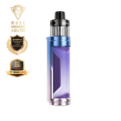 Voopoo Argus Pro 2 con cuerpo azul y violeta, depósito transparente y boquilla negra, junto a distintivos de premios. Voopoo Argus Pro 2 con cuerpo azul y violeta, depósito transparente y boquilla negra, junto a distintivos de premios.