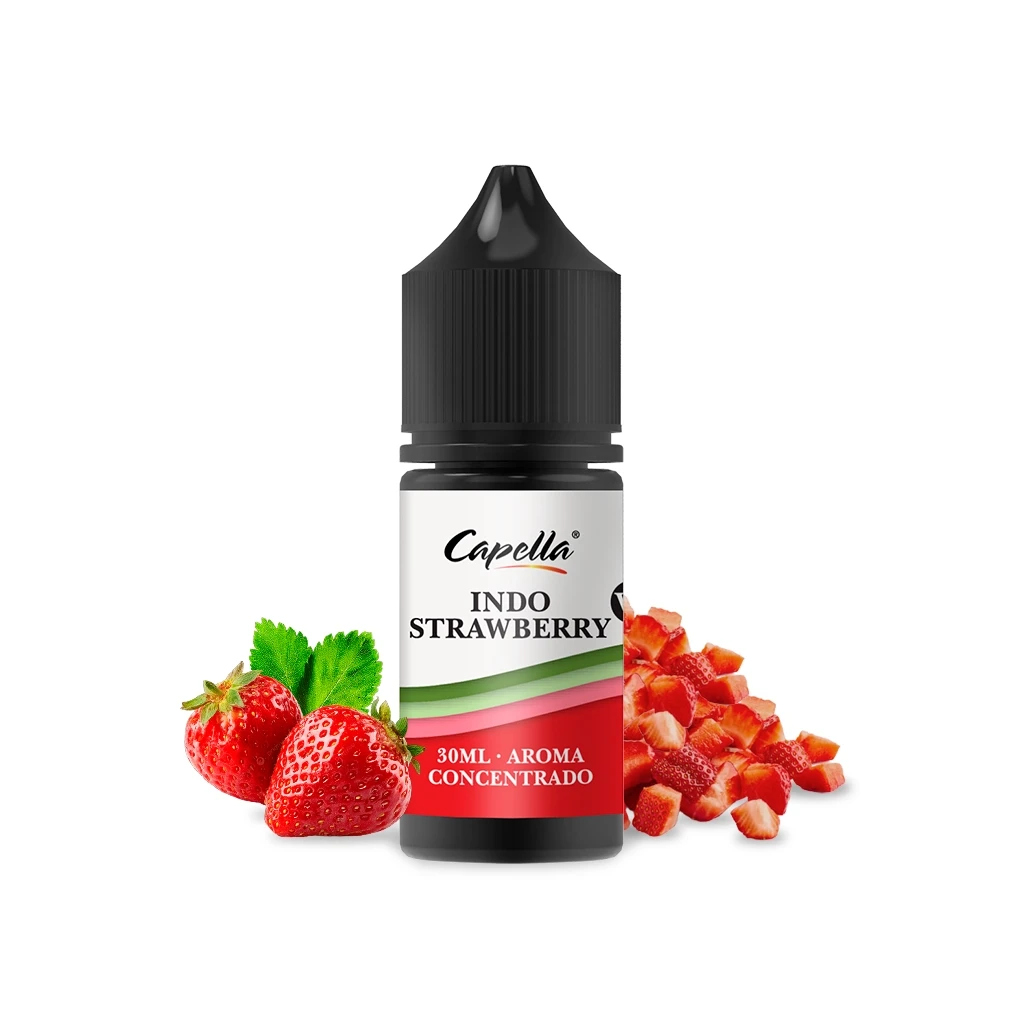 Frasco de Indo Strawberry de Capella con tapón negro y etiqueta roja y blanca, rodeado de fresas enteras y troceadas sobre fondo blanco.