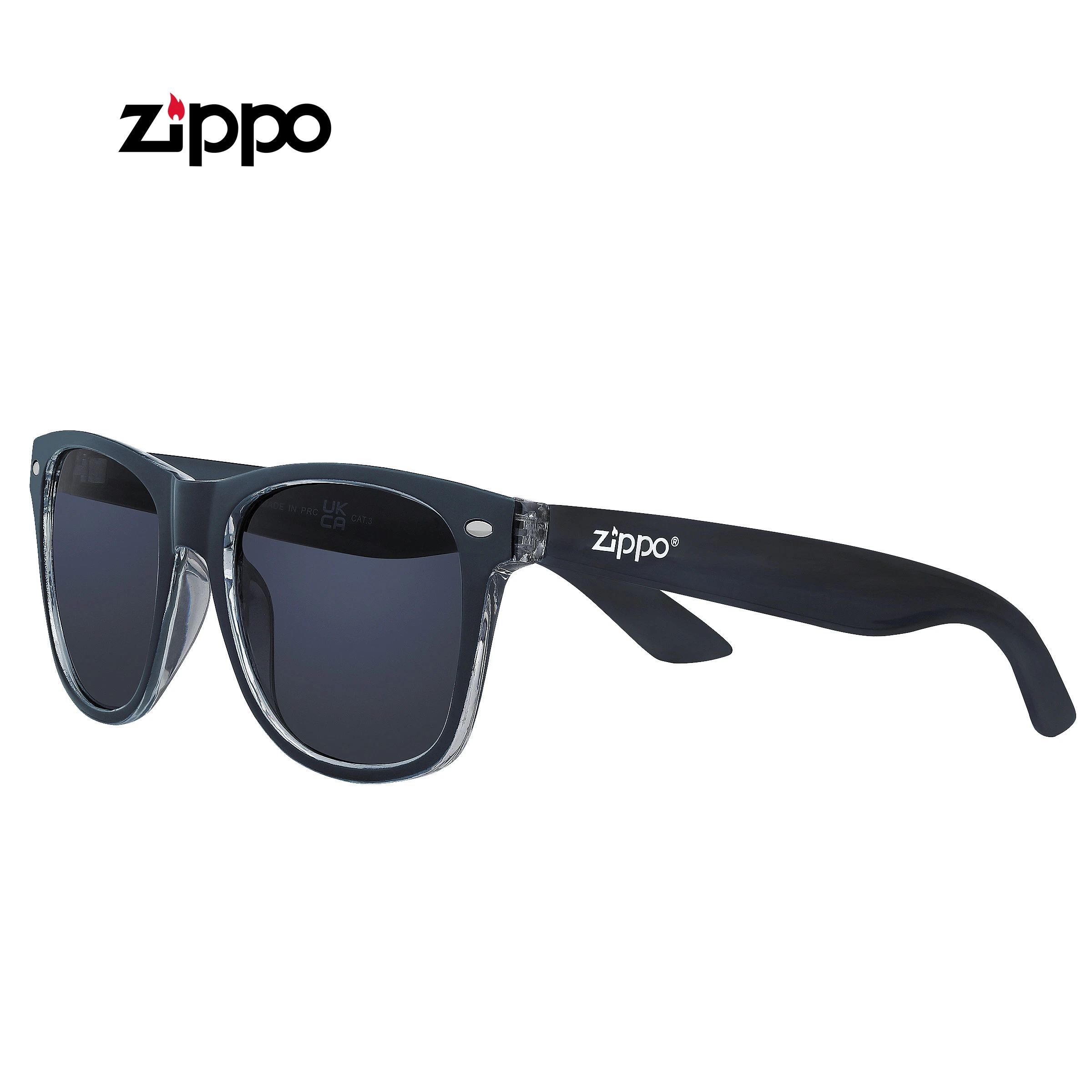 Gafas de sol Zippo con montura oscura, lentes oscuras y patillas abiertas, vistas en perspectiva sobre fondo blanco.