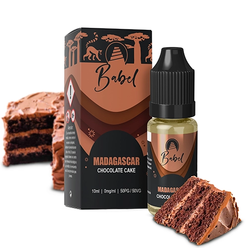 Frasco y caja de Babel Madagascar Chocolate Cake en tonos marrones y negros, acompañados de porciones de tarta de chocolate.