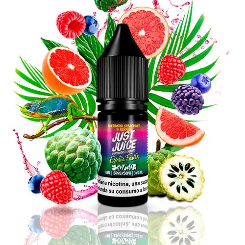 Frasco negro Just Juice Exotic Fruits rodeado de chirimoya, pomelo, frutos del bosque y hojas verdes, con un camaleón a su lado.