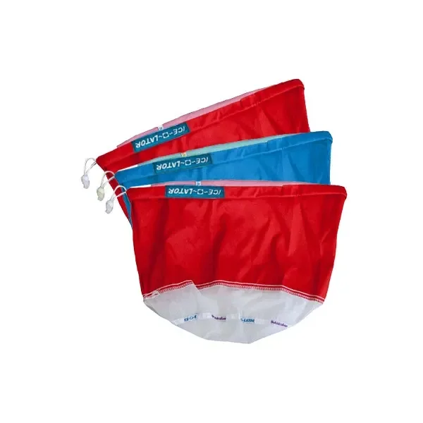 Bolsas Ice-O-Lator Small rojas y azul superpuestas, con cordones de cierre y una base de malla blanca visible. Bolsas Ice-O-Lator Small rojas y azul superpuestas, con cordones de cierre y una base de malla blanca visible.