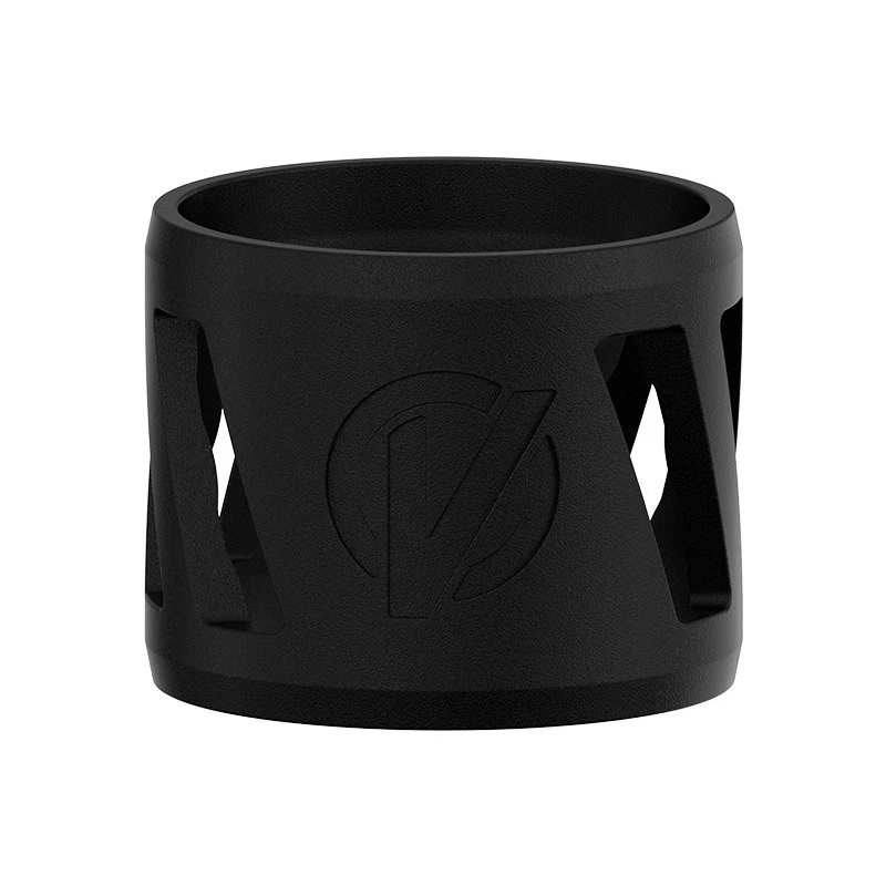 Protector negro para iTank2 de Vaporesso, de forma cilíndrica con aberturas laterales y logotipo en relieve sobre fondo blanco. Protector negro para iTank2 de Vaporesso, de forma cilíndrica con aberturas laterales y logotipo en relieve sobre fondo blanco.