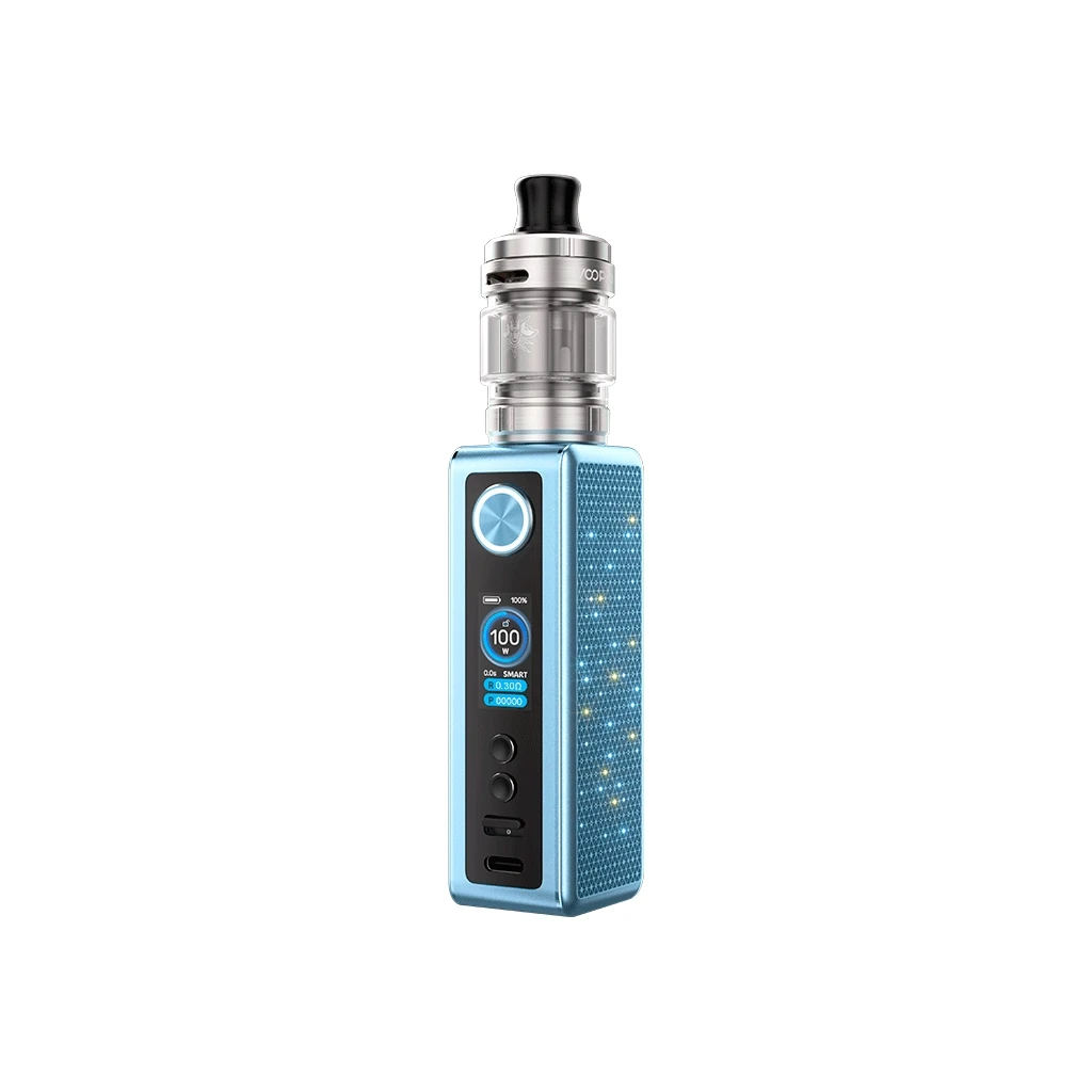 Voopoo Vinci Spark 100 Kit azul con pantalla frontal, botones y depósito transparente con boquilla negra, sobre fondo blanco. Voopoo Vinci Spark 100 Kit azul con pantalla frontal, botones y depósito transparente con boquilla negra, sobre fondo blanco.