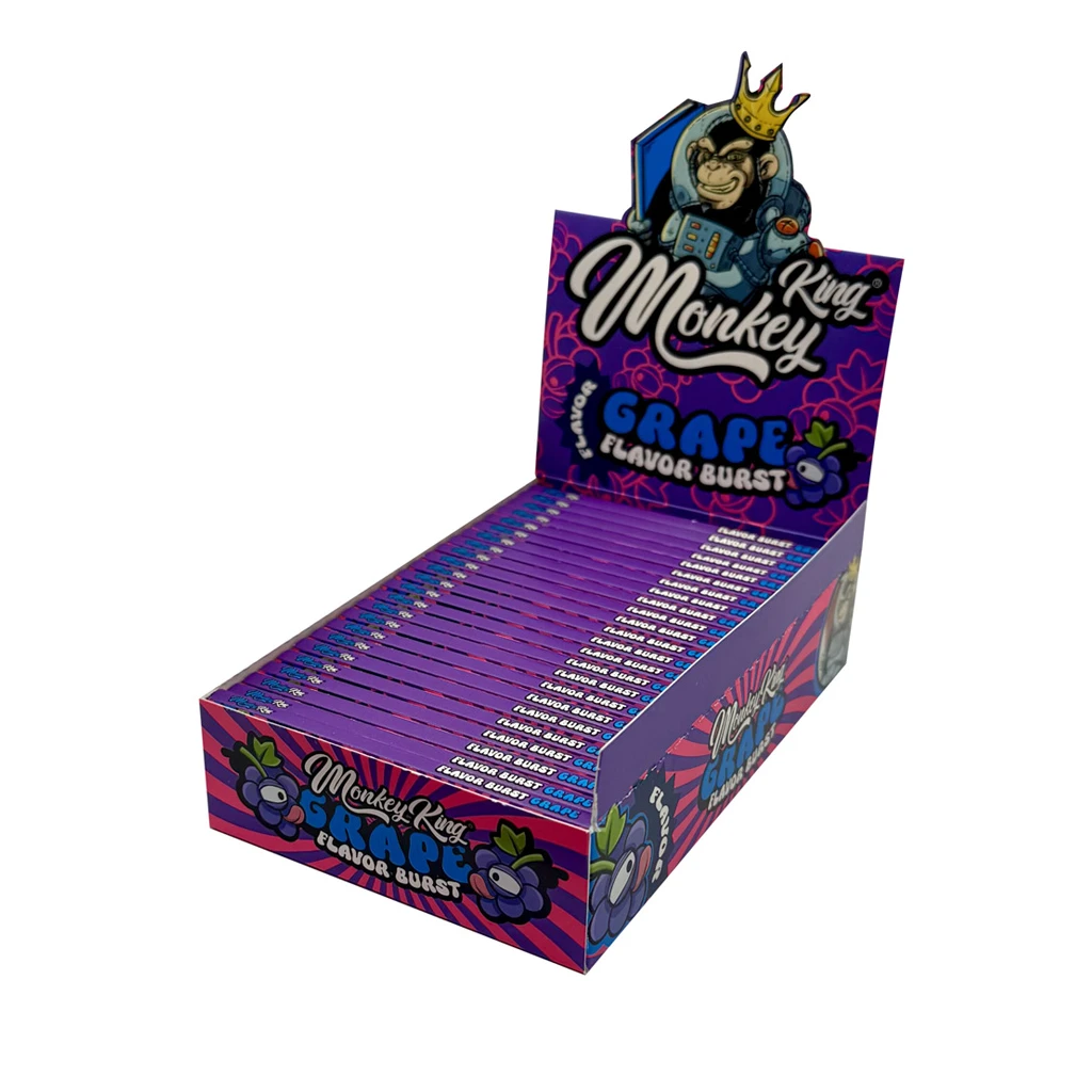 Expositor de papel Monkey King Grape con varias libretas moradas, dibujos de uvas y un mono coronado con traje de astronauta.