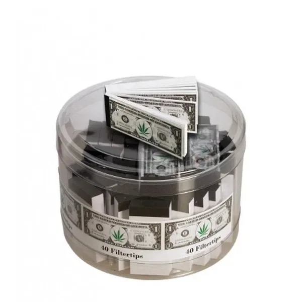Recipiente transparente de filtros Tips Dollar con libritos decorados como billetes de dólar y hojas verdes de cannabis.