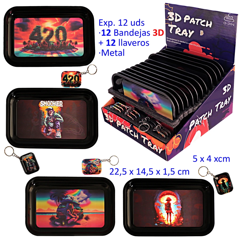 Expositor de bandejas 3D negras y llaveros a juego, junto a ejemplos con diseños de 420, un personaje y escenas de colores intensos.