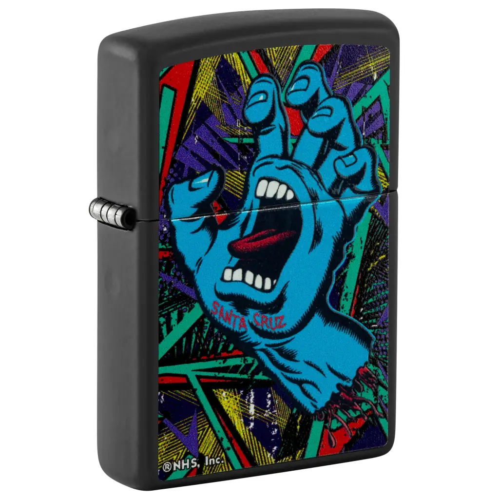 Encendedor Zippo negro cerrado con diseño Santa Cruz: una mano azul con boca abierta sobre un fondo geométrico multicolor.