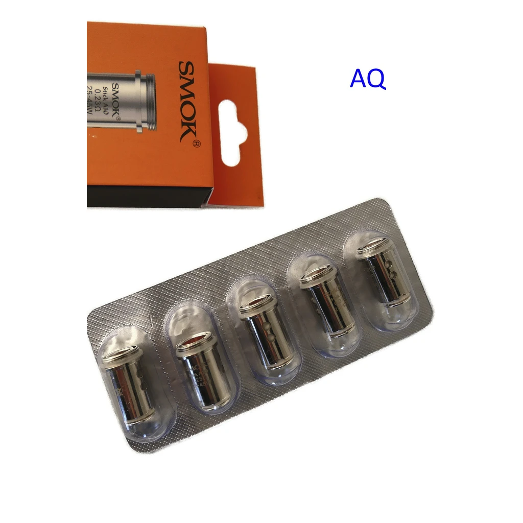 Resistencias Smok Stick AIO Coil cilíndricas y plateadas en un blíster, junto a una caja naranja parcialmente visible sobre fondo blanco.