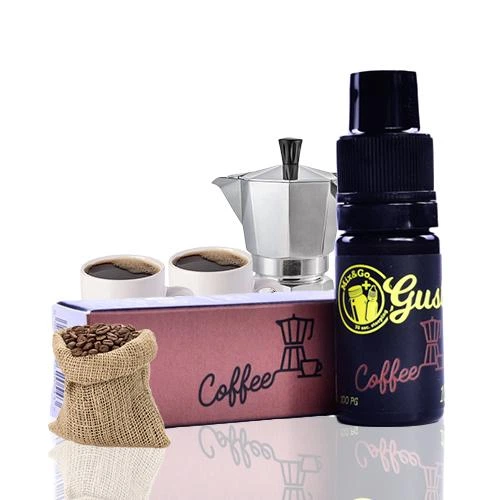 Frasco oscuro de aroma Gusto Coffee junto a su caja, con una cafetera, tazas de café y un saco con granos de café.