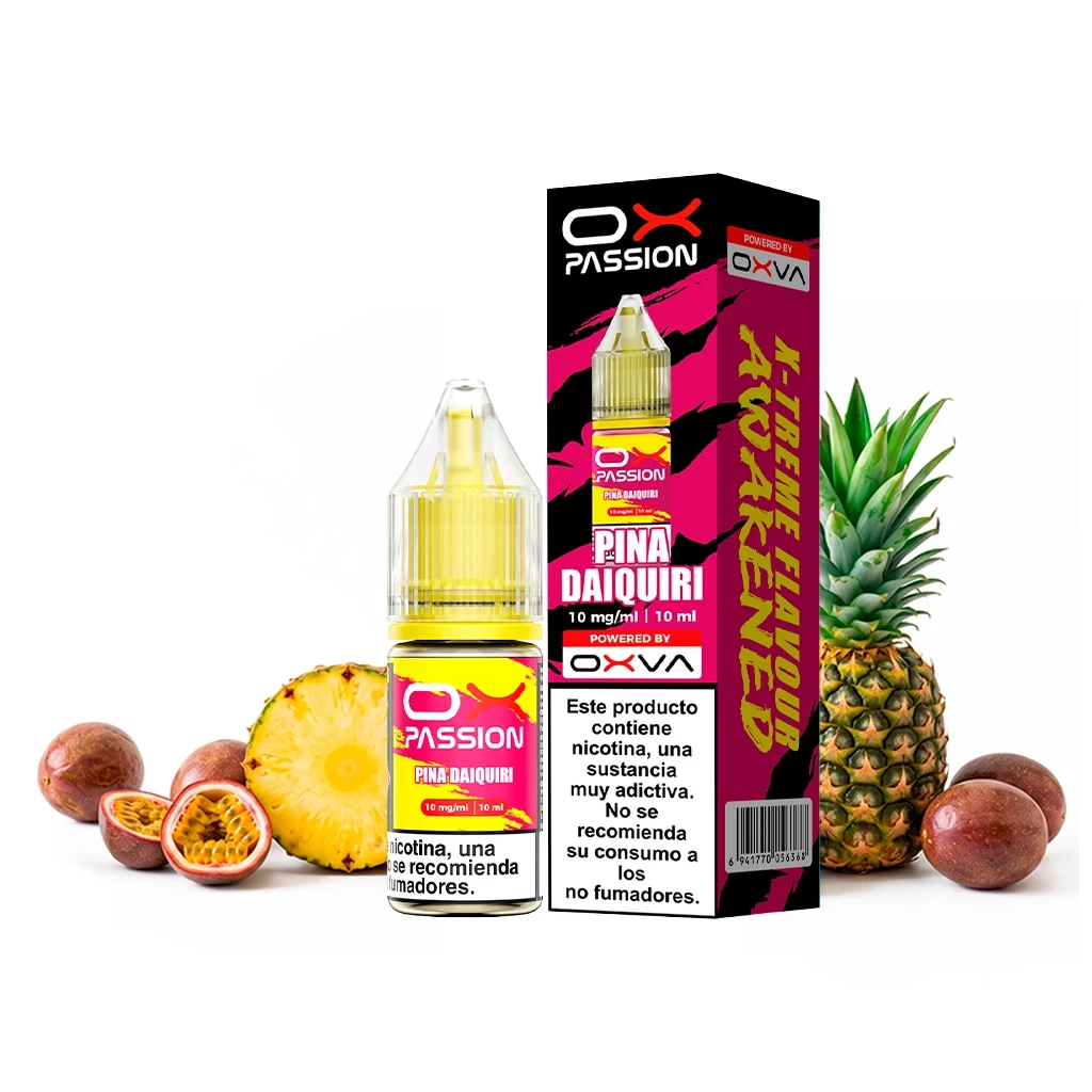 Frasco y caja de e-líquido Ox Passion Piña Daiquiri, con etiqueta de 10 mg/ml y 10 ml, junto a piña y frutos de la pasión.