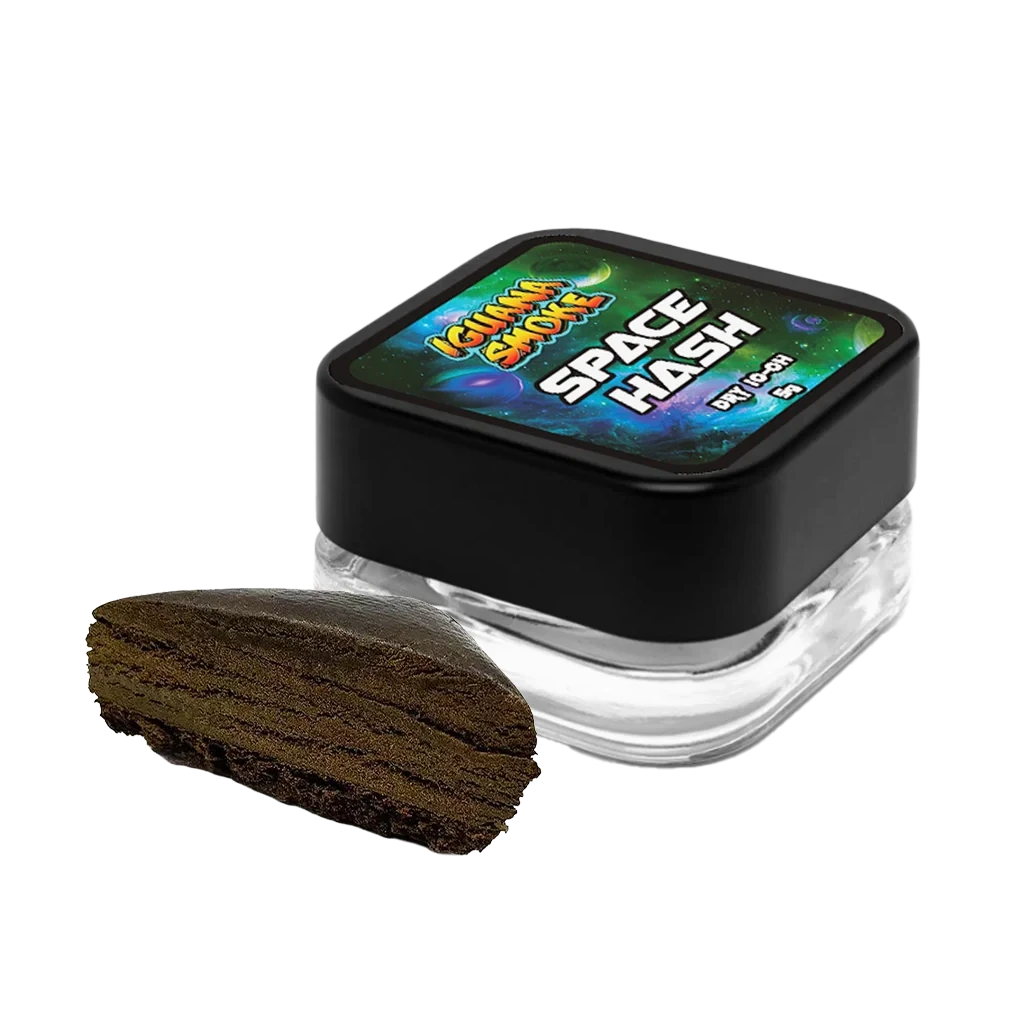 Tarro de Space Hash de Iguana Smoke con tapa negra y etiqueta espacial, junto a una pieza marrón de corte estratificado sobre fondo negro.