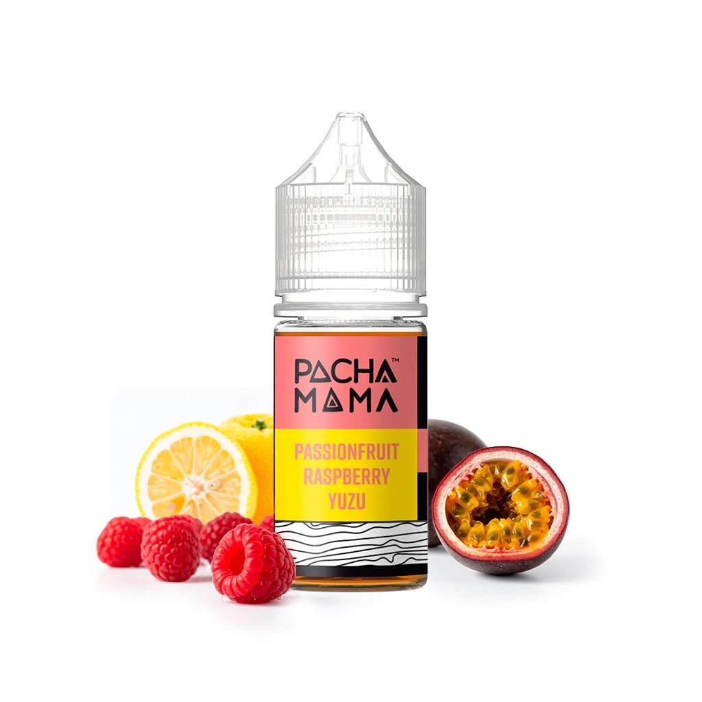Frasco Pachamama Passionfruit Raspberry Yuzu con tapón transparente y etiqueta rosa y amarilla, junto a frambuesas, cítricos y maracuyá abierto.