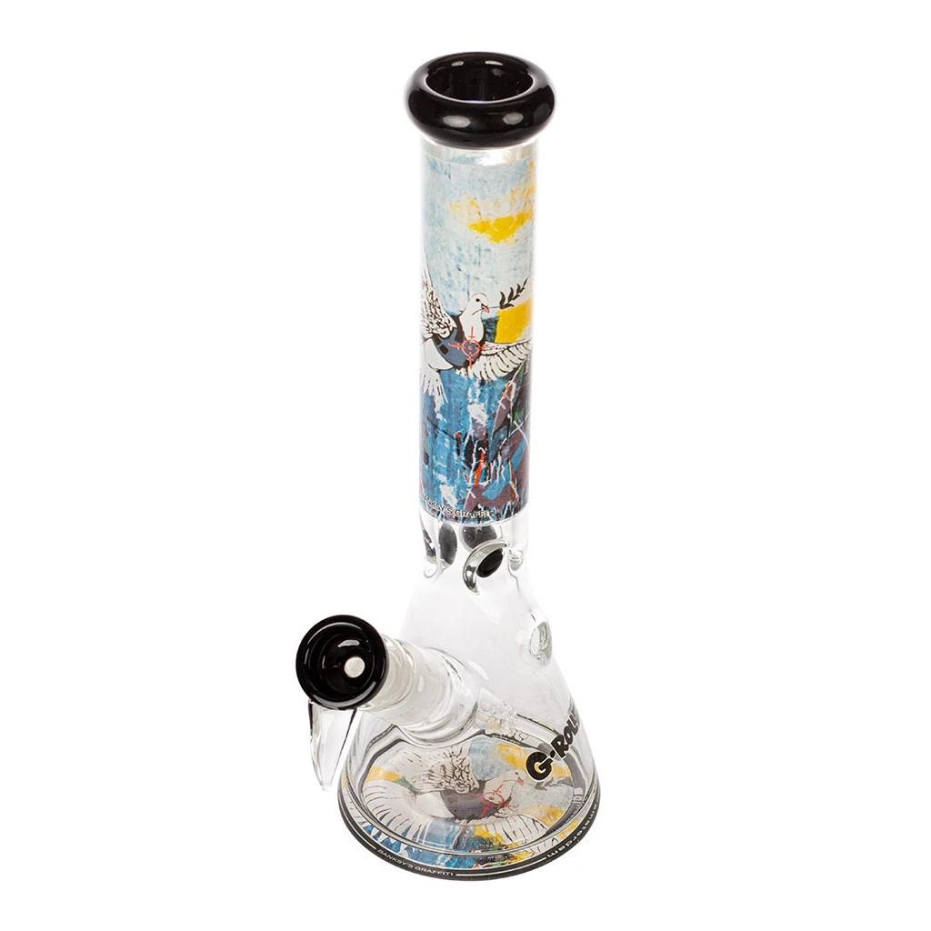 Bong de cristal transparente con base ancha, boquilla negra y decoración de una paloma con las alas extendidas en el tubo.