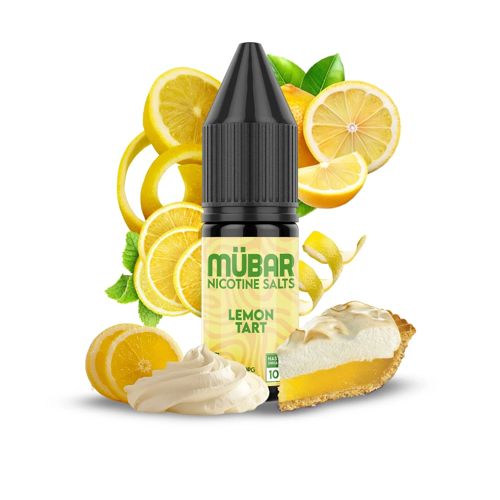 Frasco de MÜBAR Nicotine Salts Lemon Tart con tapón negro, rodeado de limones, cáscaras y una porción de tarta de limón.