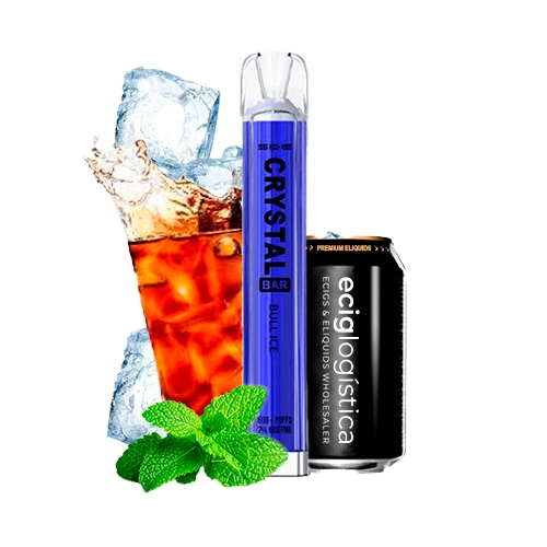 Vapeador azul SKE Crystal Bar Bull Ice junto a una lata negra, un vaso con bebida ámbar, hielo y hojas de menta.