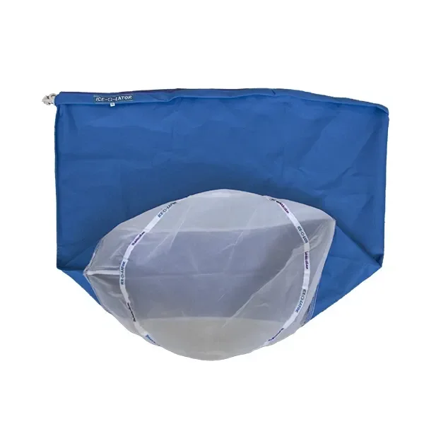 Ice O Lator Medium con una bolsa azul extendida detrás de una bolsa de malla blanca translúcida, sobre fondo blanco.
