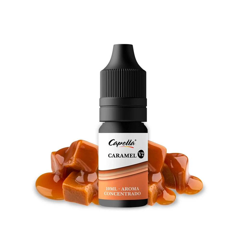 Frasco de aroma Caramel V2 de Capella, con tapón negro y etiqueta de 10 ml, rodeado de dados de caramelo y salsa sobre fondo blanco.