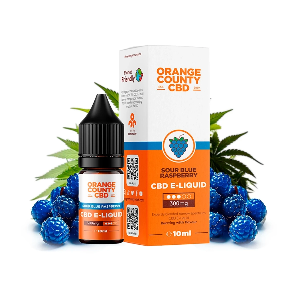 Frasco y caja de Orange County CBD Sour Blue Raspberry de 10 ml, con etiqueta de 300 mg, entre bayas azules y hojas verdes.