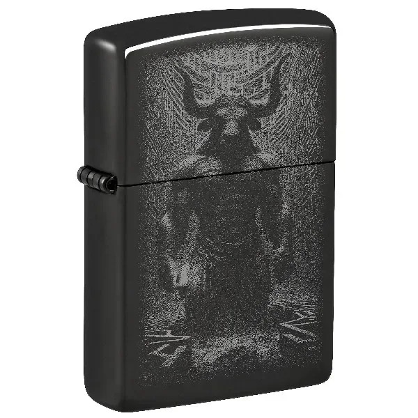 Mechero Zippo Minotaur negro, cerrado y visto en perspectiva, con una figura de minotauro en tonos grises y bisagra lateral visible.