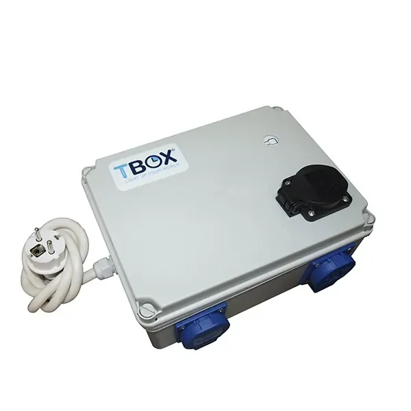Temporizador Smart TBOX 6H en caja gris, con tapa de toma negra, tomas azules laterales y cable blanco con enchufe, visto en perspectiva.