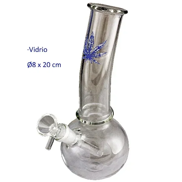 Bong de cristal de 20 cm con base esférica, cuello curvado, hoja azul decorativa y cazoleta lateral sobre fondo blanco.