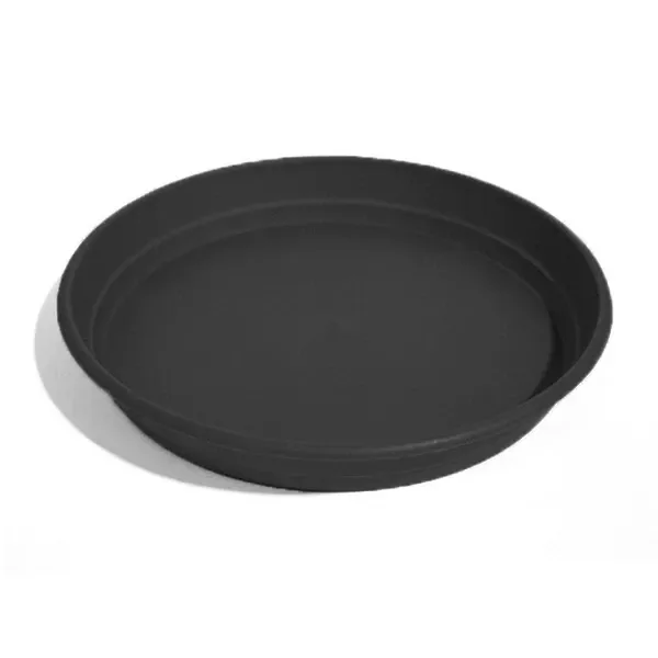 Plato redondo negro para macetas, visto en perspectiva, con fondo plano y borde elevado con relieves concéntricos. Plato redondo negro para macetas, visto en perspectiva, con fondo plano y borde elevado con relieves concéntricos.