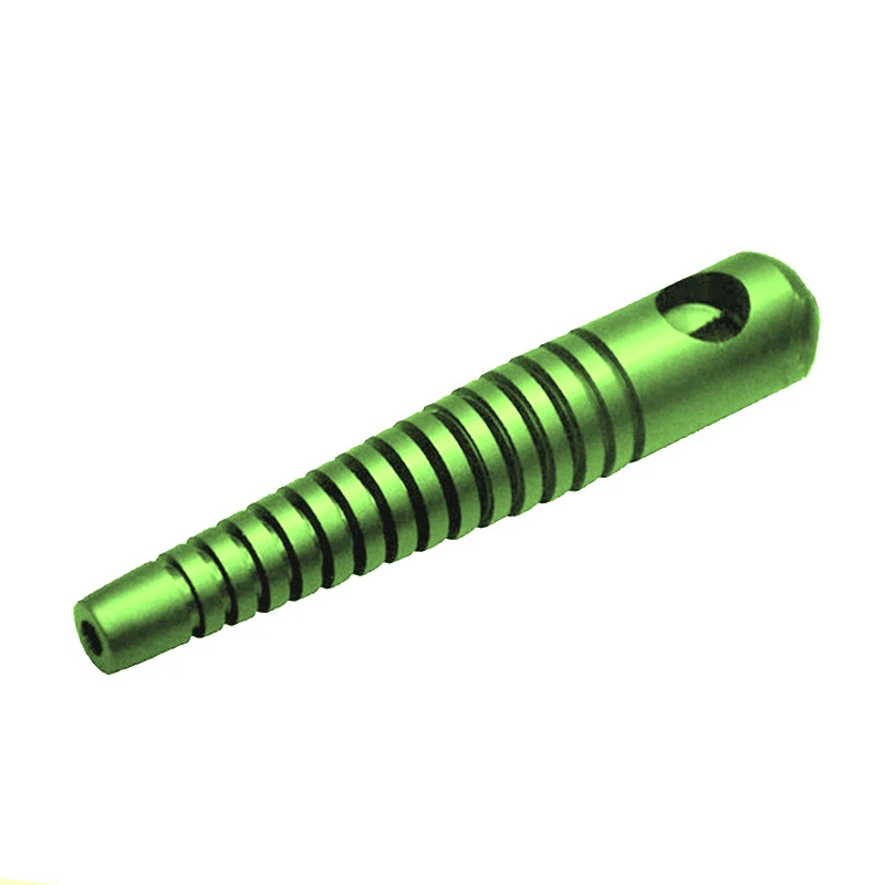 Pipa Metal Skeleton verde, colocada en diagonal, con cuerpo acanalado y una abertura circular cerca del extremo ancho.