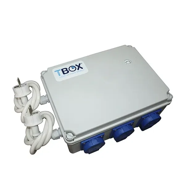 Temporizador Smart TBOX 4 con caja gris, tomas azules en el lateral y cables blancos enrollados con enchufes.