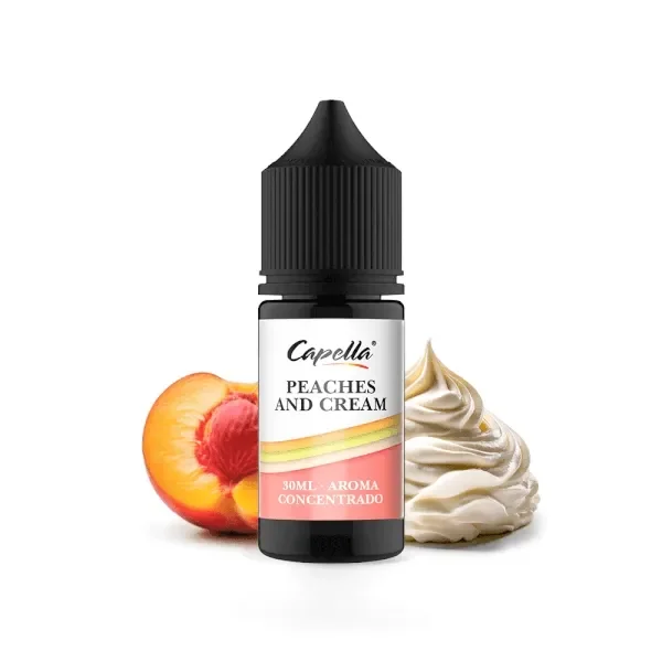 Frasco de aroma Peaches and Cream de Capella, con tapón negro y etiqueta de 30 ml, junto a un melocotón abierto y crema.