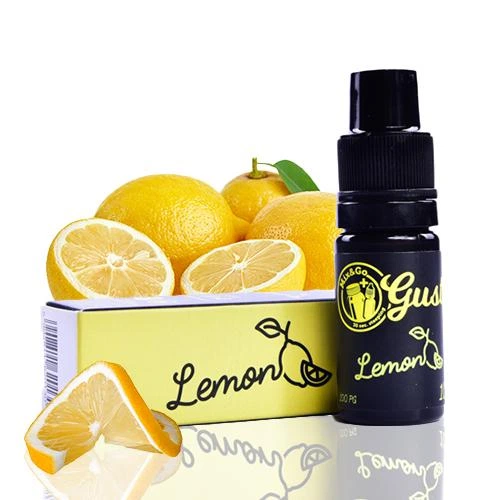 Frasco negro de aroma Gusto Lemon junto a su caja amarilla, con limones enteros y cortados sobre una superficie reflectante.