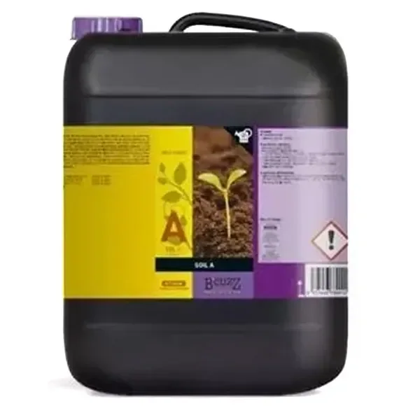 Garrafa negra de Soil A Atami B’cuzz con asa, tapón morado y etiqueta amarilla y lila con una plántula y un pictograma de exclamación.