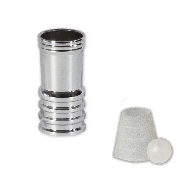 Duplicador HORUS para shisha, con cuerpo plateado cilíndrico y ranurado, junto a una pieza cónica blanca y una pequeña esfera. Duplicador HORUS para shisha, con cuerpo plateado cilíndrico y ranurado, junto a una pieza cónica blanca y una pequeña esfera.