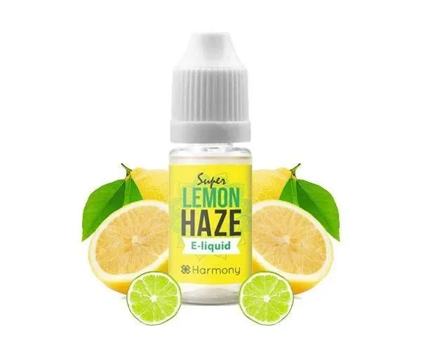 Frasco de e-líquido Super Lemon Haze con tapón blanco y etiqueta amarilla de Harmony, rodeado de limones y rodajas de lima.