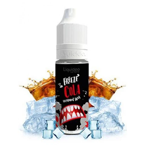 Frasco Freeze Cola con tapón blanco y etiqueta negra con una boca roja abierta, rodeado de cubitos de hielo y salpicaduras marrones.