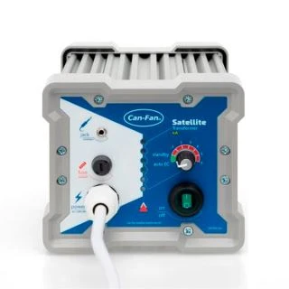 Controlador Satellite Can-Fan con carcasa gris, panel azul, mando giratorio, interruptor verde y cable blanco conectado.
