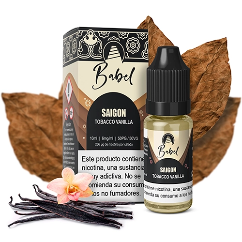 Frasco de Babel Saigon con tapón negro junto a su caja, hojas marrones, vainas de vainilla y una flor rosada sobre fondo blanco.