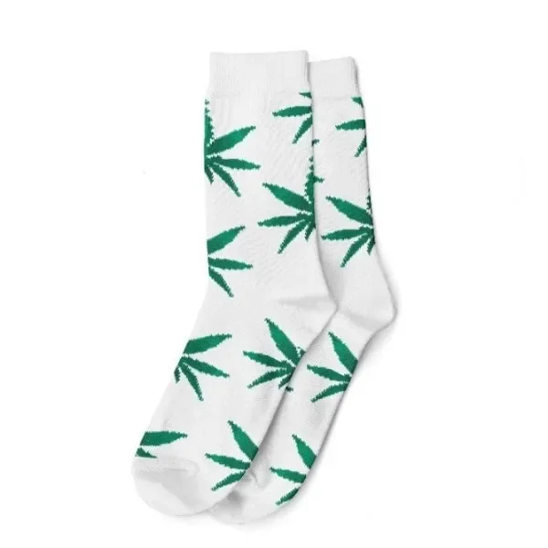 Calcetines White Leaves blancos con hojas de cannabis verdes, superpuestos y con puños acanalados sobre fondo blanco.
