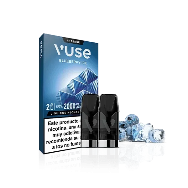 Caja azul Vuse Blueberry Ice con pods negros delante, junto a arándanos y cubitos de hielo sobre un fondo negro con reflejo.