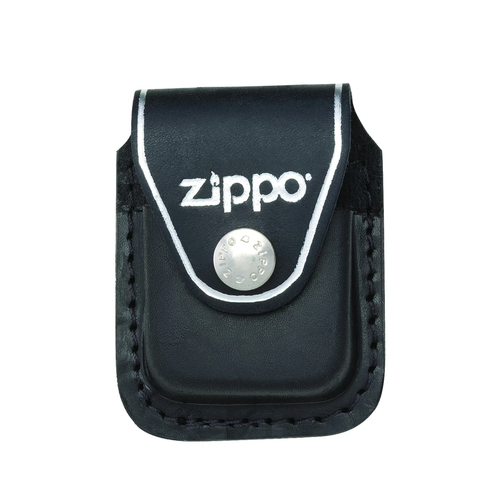 Funda negra Zippo vista de frente, con solapa de borde blanco, logotipo y cierre circular plateado.