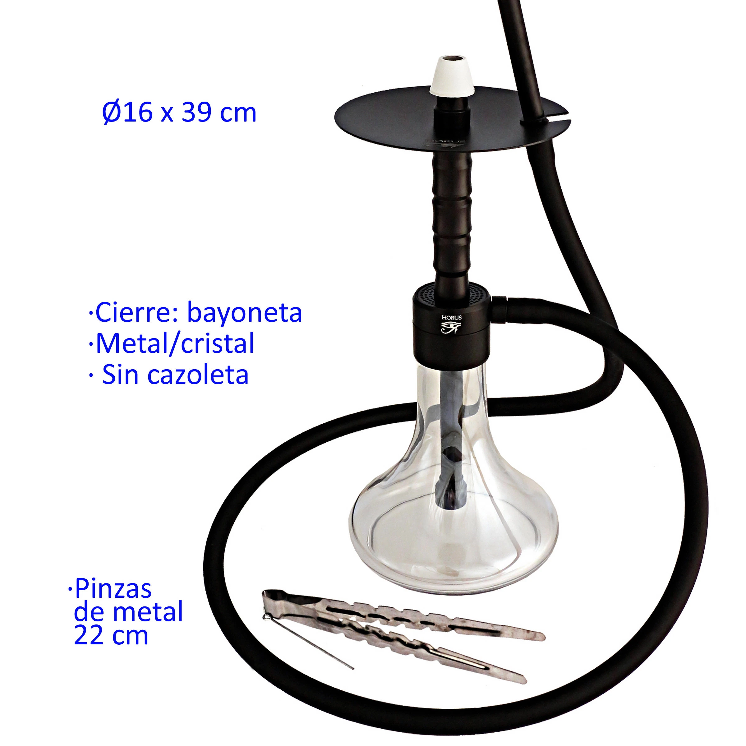 Shisha negra con base transparente, bandeja circular y manguera enrollada, acompañada de pinzas metálicas sobre fondo blanco.