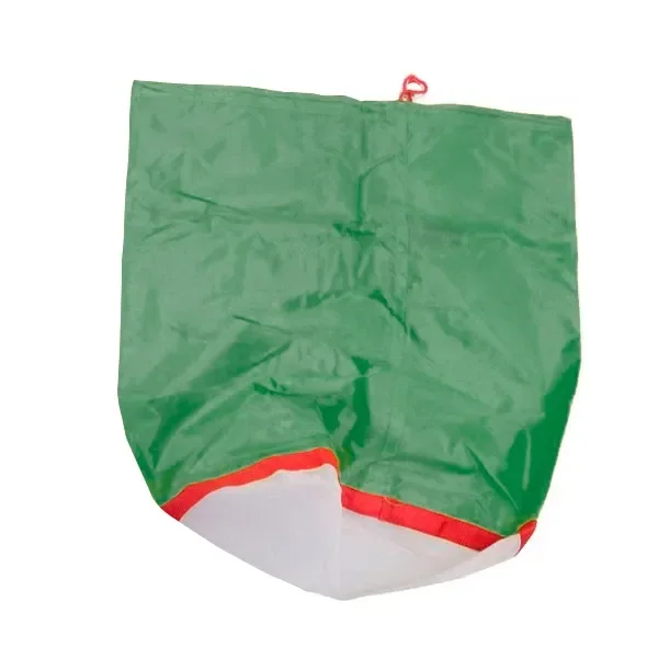 Bolsa Secret Icer verde extendida sobre fondo blanco, con costuras visibles, fondo de malla blanca y ribete rojo. Bolsa Secret Icer verde extendida sobre fondo blanco, con costuras visibles, fondo de malla blanca y ribete rojo.