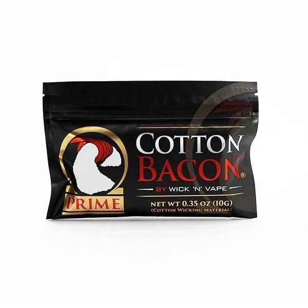 Bolsa negra de Cotton Bacon Prime de Wick ’N’ Vape, con letras blancas, rojas y doradas e indicación de 10 g sobre fondo blanco. Bolsa negra de Cotton Bacon Prime de Wick ’N’ Vape, con letras blancas, rojas y doradas e indicación de 10 g sobre fondo blanco.