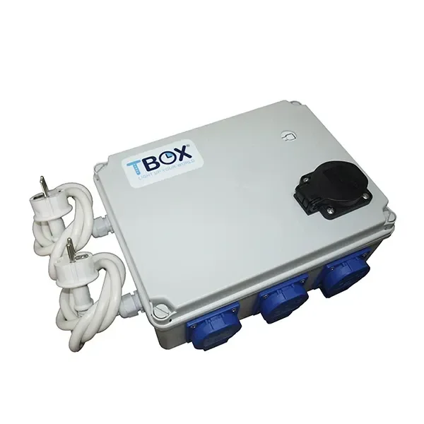 Temporizador Smart TBOX en perspectiva, con caja gris, tomas azules frontales, una toma negra superior y cables blancos con enchufes.