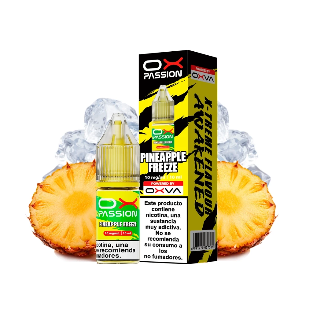 Frasco y caja de Oxva Ox Passion Pineapple Freeze de 10 ml, con aviso de nicotina, rodajas de piña y cubitos de hielo al fondo.