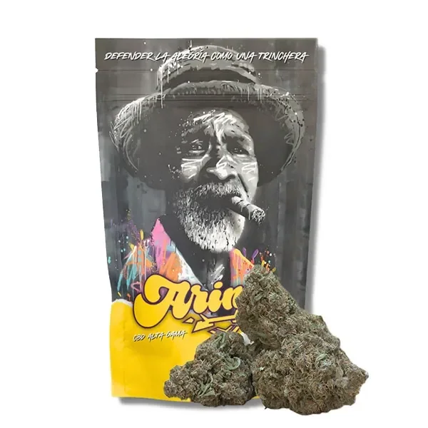 Flores de CBD Arima Black Cherry delante de una bolsa con el retrato de un hombre barbudo con sombrero y un cigarro en la boca.