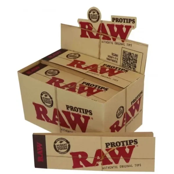 Expositor abierto de RAW ProTips con varios libritos de filtros en envases marrones, logotipo rojo y un librito colocado delante.